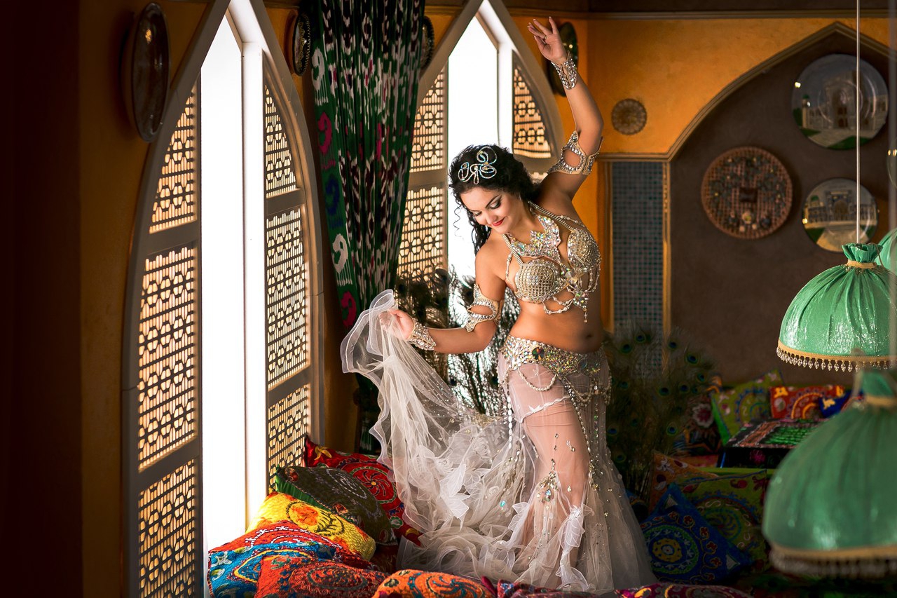 Арабская танцовщица курит и мастурбирует 