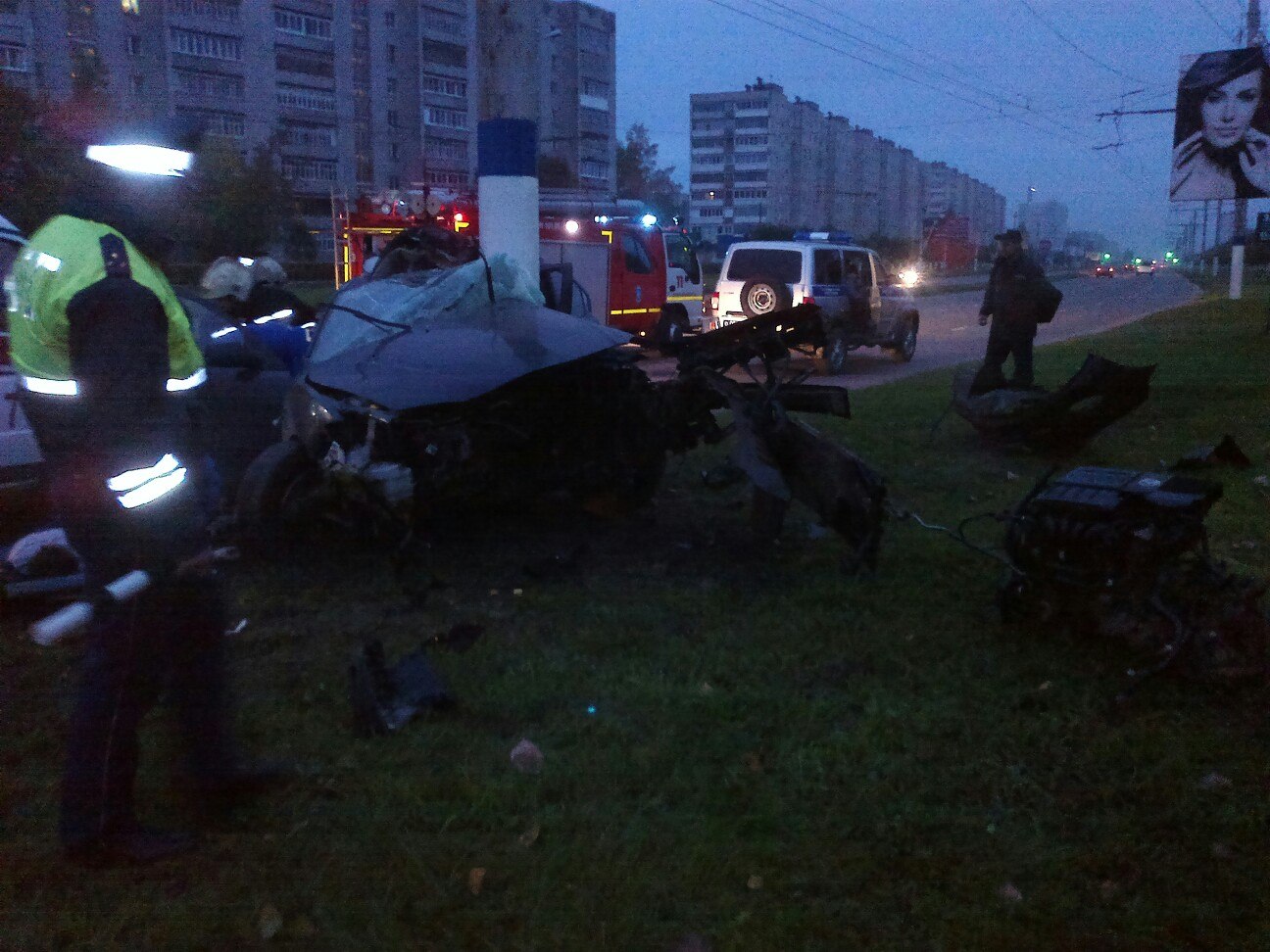 В Новочебоксарске Mazda въехала в столб, есть пострадавшие | 24.09.2016 |  Чебоксары - БезФормата