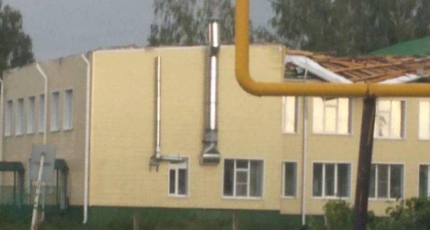 В результате сильного ветра в Комсомольском районе школа осталась без крыши