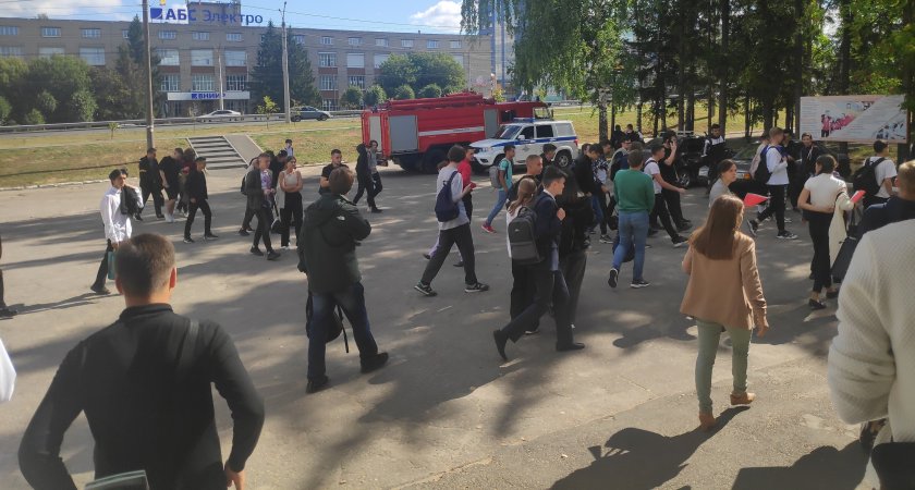 Учащихся колледжа в Чебоксарах экстренно вывели на улицу