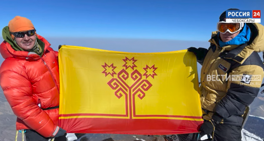 Экстремал поднял чувашский флаг на Эльбрус со второго раза: год назад помешала погода