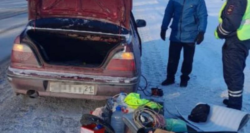 Инспекторы ДПС не дали замерзнуть водителю на трассе в Цивильском районе