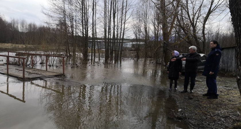 Дороги в поселке Батыревского района затопило водой