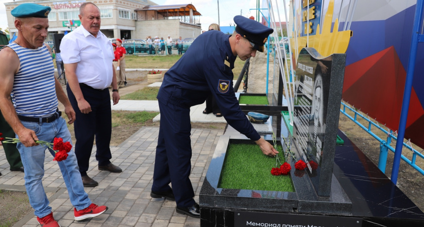 В чувашском селе открыли памятник, посвященный ВДВ, генералу Маргелову и погибшему земляку