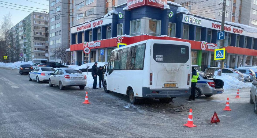 Пассажирке автобуса сломало нос во время ДТП на перекрестке Кадыкова и Баумана в Чебоксарах
