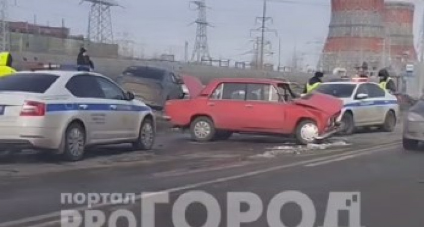 В Чебоксарах на проезде Машиностроителей произошло ДТП с советским авто
