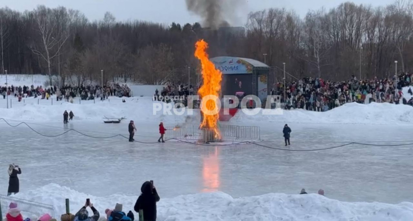 В чебоксарском парке на празднике весны сожгли чучело Масленицы
