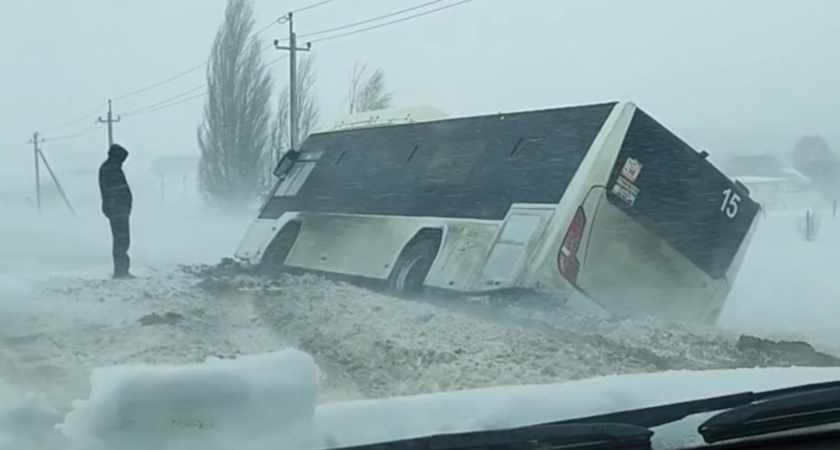 В Чебоксарском районе пассажирский автобус вылетел с дороги в кювет