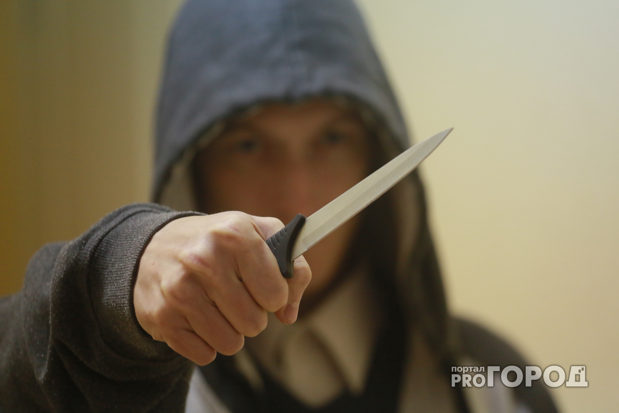 В Чувашии мужчина метнул в полицейского два ножа