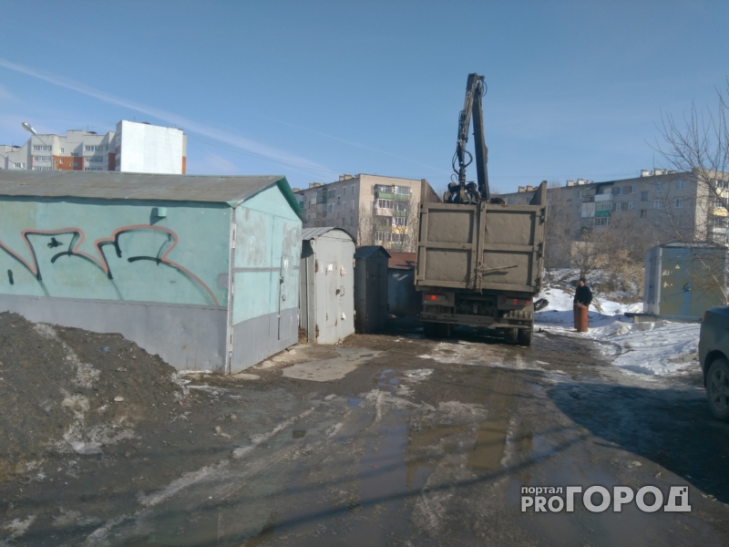 В Чебоксарах возле гимназии №4 убирают металлические гаражи