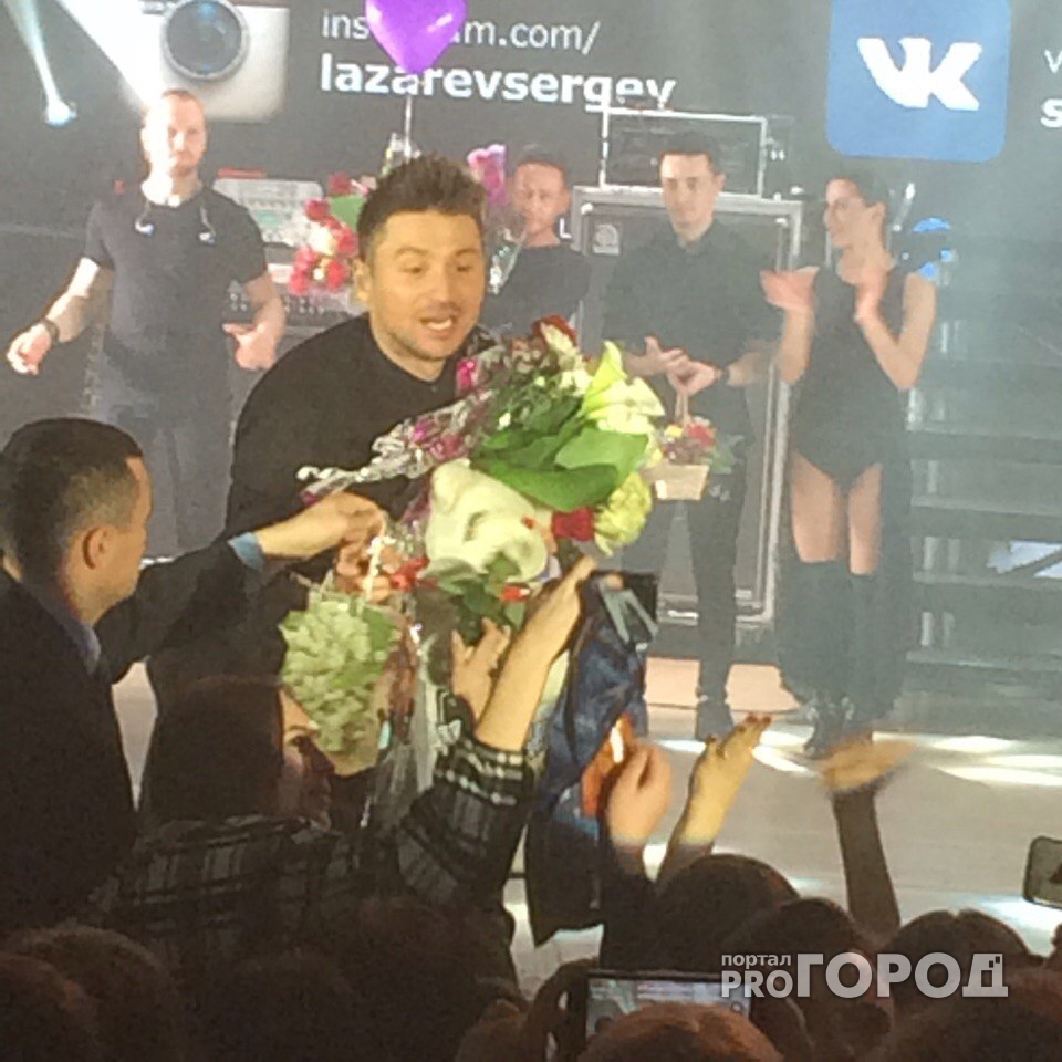 Лазарев после концерта в Чебоксарах получил в подарок валенки