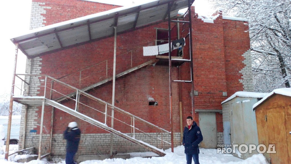 В Вурнарском районе многодетную семью поселили в нежилом недостроенном здании