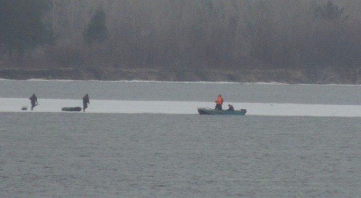 Жителей Чувашии унесло на льдине за полтора километра от берега