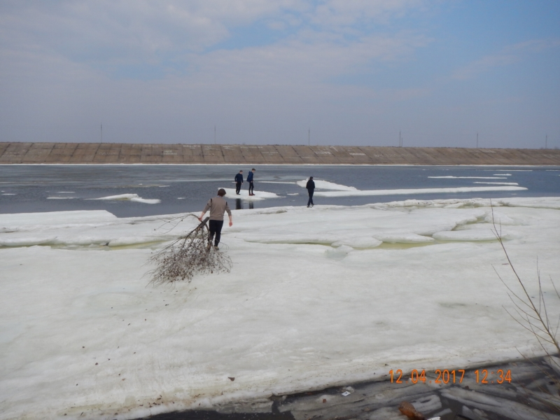В Новочебоксарске шестеро подростков устроили опасные игры на льду