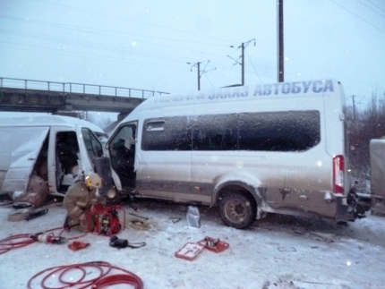В Кировской области при столкновении микроавтобусов пострадали жители Чувашии, один погиб
