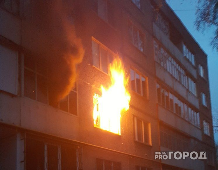В Чебоксарах ярким пламенем сгорела съемная квартира