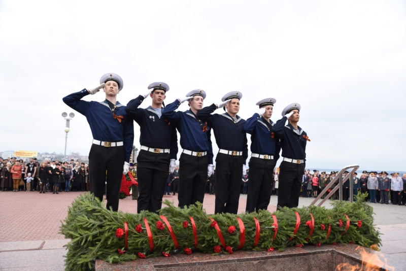 В Чебоксарах ветераны, чиновники и простые горожане возложили цветы к Монументу Славы