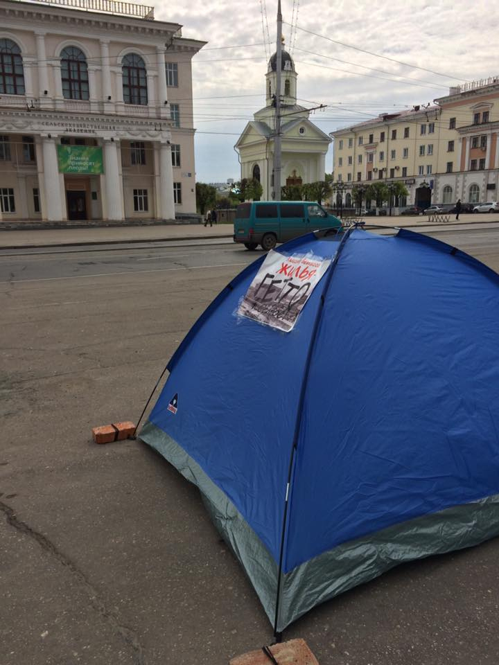 В Чебоксарах мужчина собрался жить в палатке возле памятника Ленину
