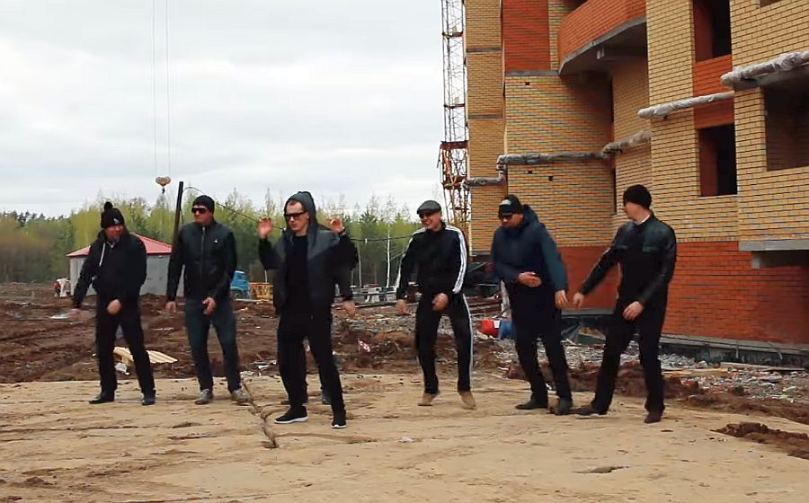 В Чебоксарах рабочие завода сняли пародию на клип "Тает лед"