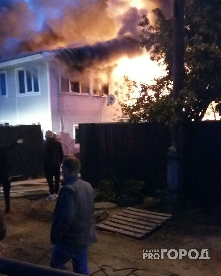 В Чебоксарах поздно ночью загорелся дом на Богданке