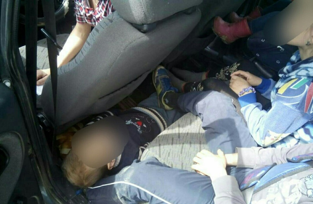 В Козловском районе ребенка перевозили в автомобиле в ногах