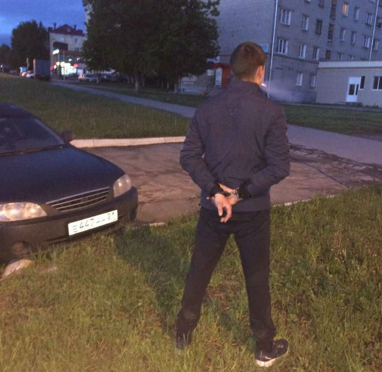 В Чебоксарах полицейские перекрыли улицу, чтобы задержать пьяного "гонщика"