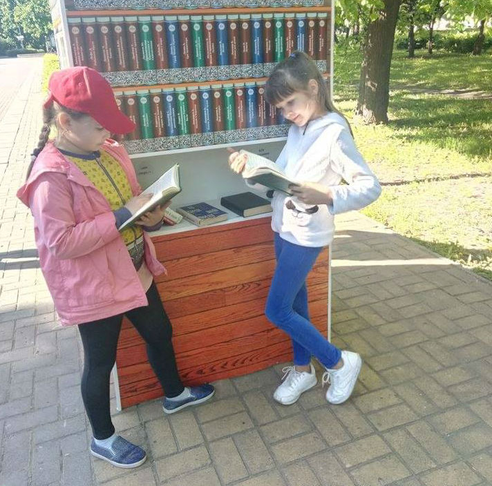 На улицах Чебоксар вновь поставили мобильные библиотеки