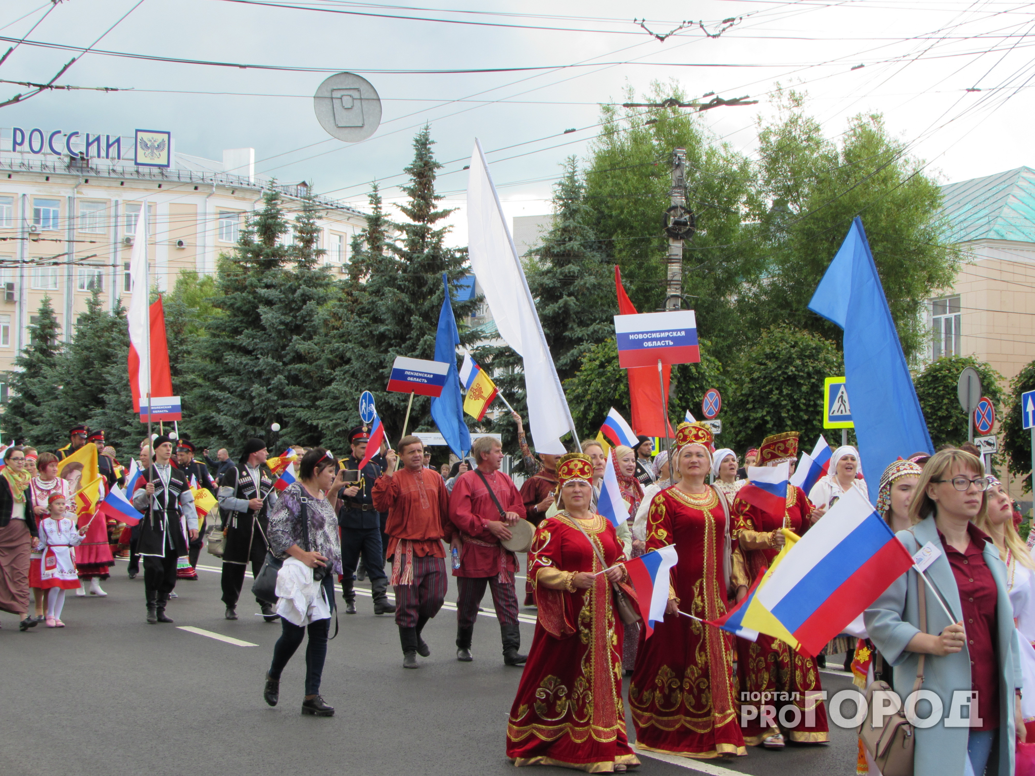В театрализованном шествии в столице Чувашии прошли сотни человек из разных регионов России