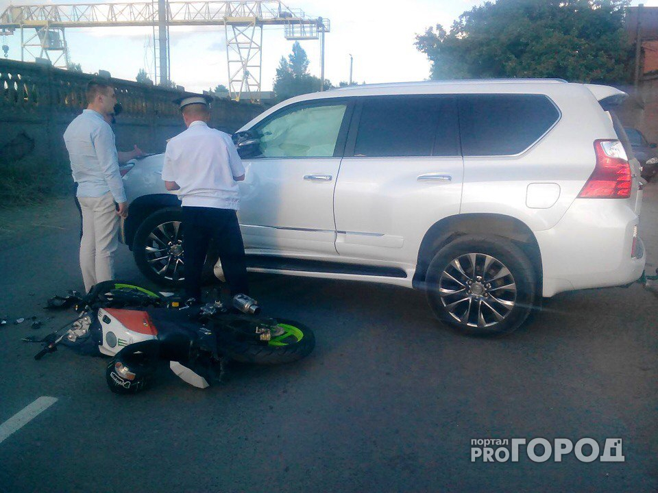 В Чебоксарах в столкновении с "Лексусом" пострадал мотоциклист