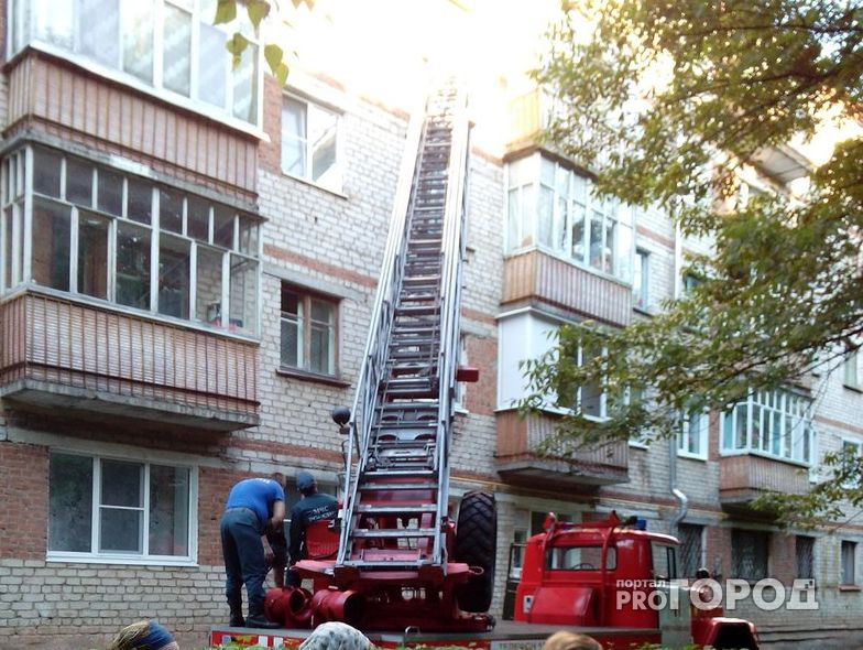 В Новочебоксарске спасатели проникли в квартиру через окно из-за трупного запаха в подъезде