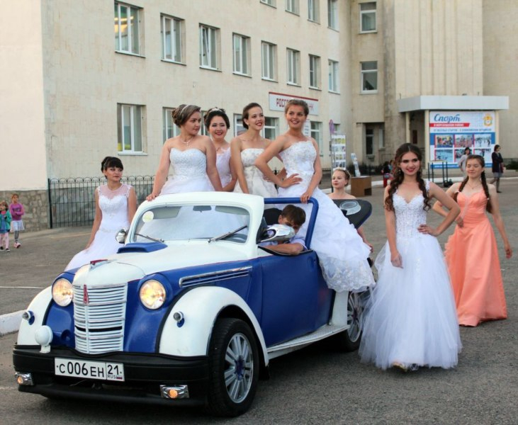 В центр Моргауш на раритетном автомобиле съехались невесты