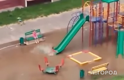 В Чебоксарах детская площадка превратилась в "аквапарк", где дети плюхаются с горки в лужу