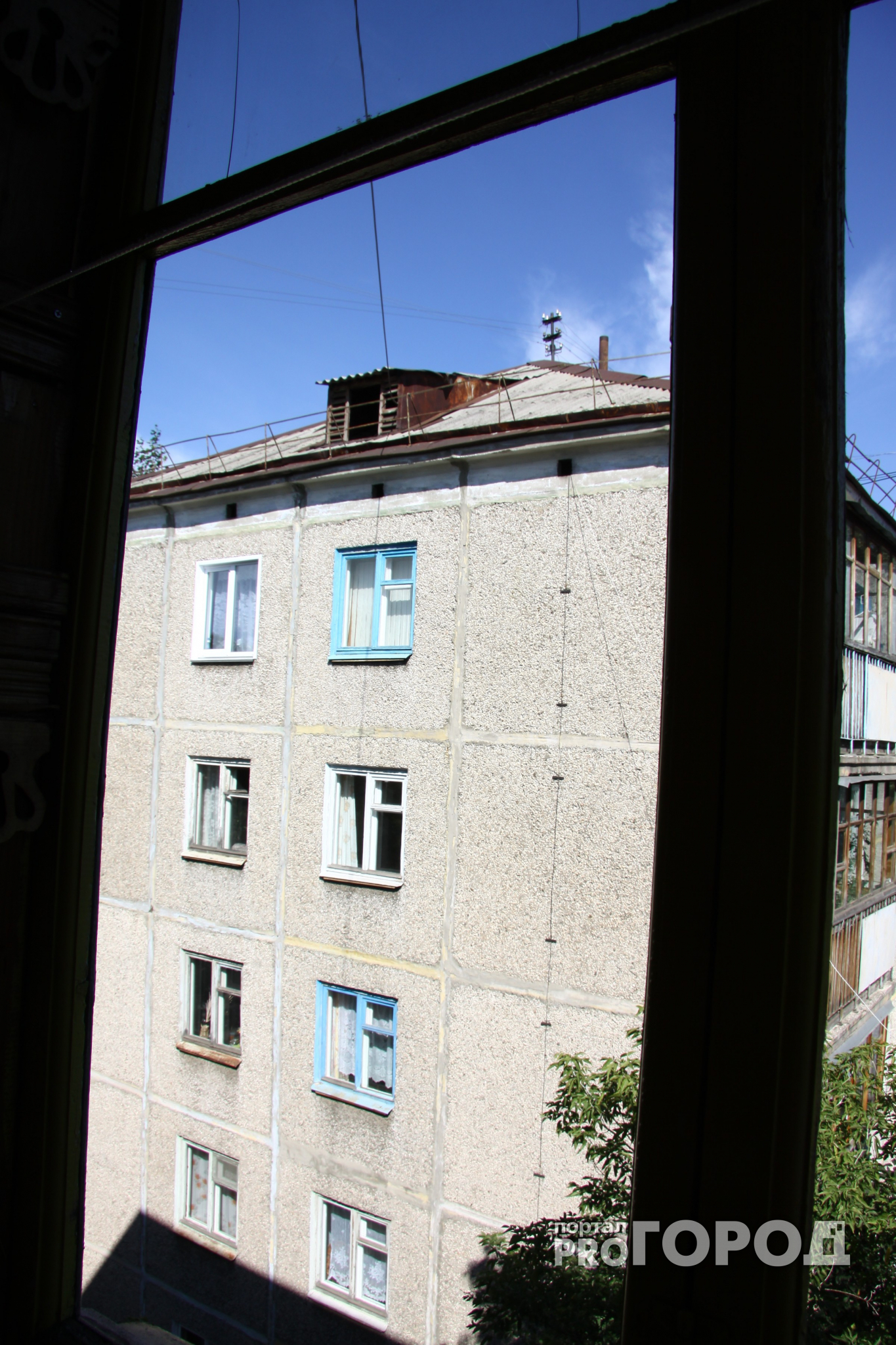 В Новоюжном районе Чебоксар из окна пятого этажа выпала женщина