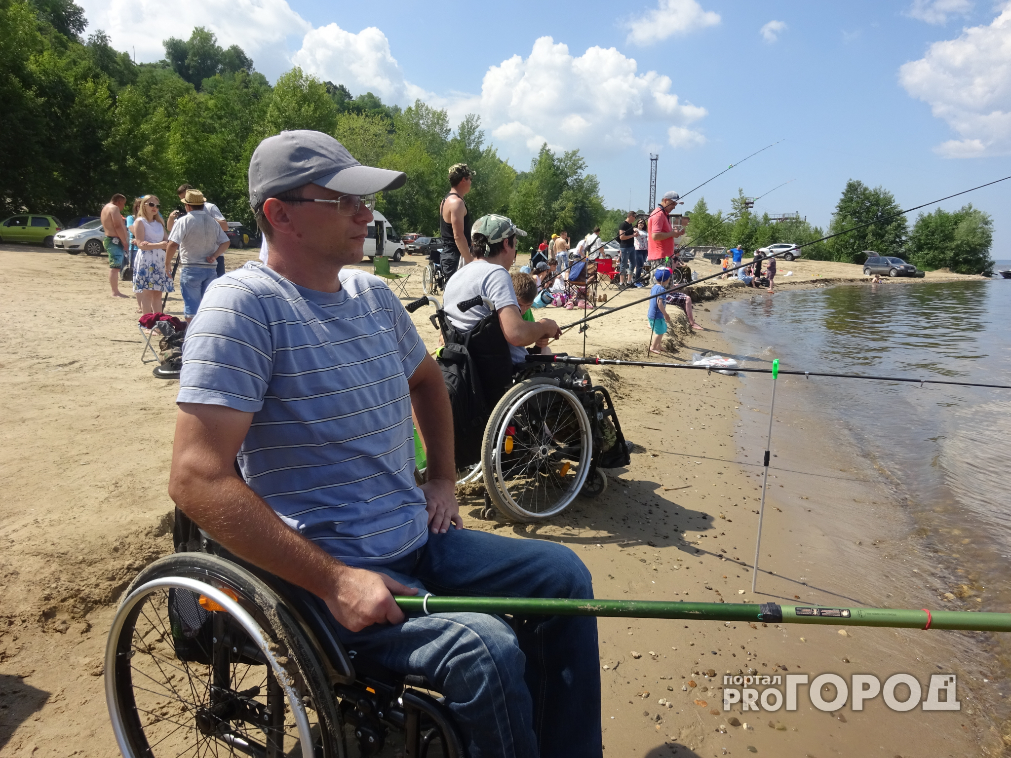 В Чебоксарах 40 рыбаков с инвалидностью собрались на набережной Волги