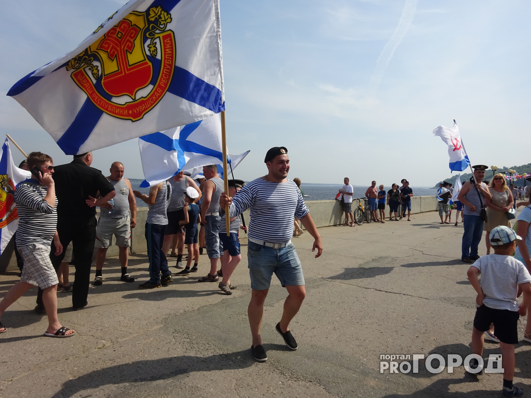 В Чебоксарах по городу прошли люди с бело-синими флагами