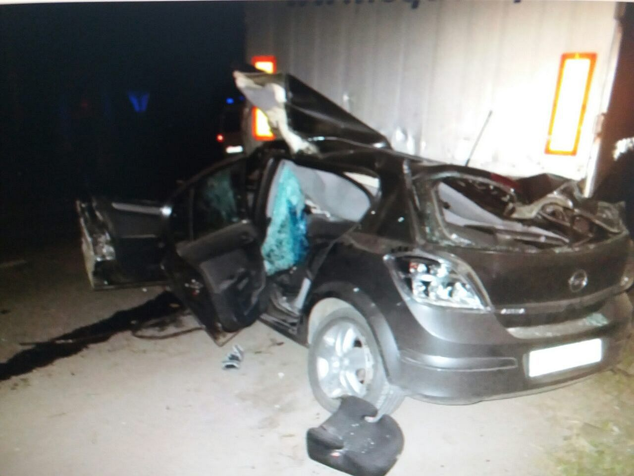В Канаше два человека погибли в столкновении Opel Astra и стоящего полуприцепа