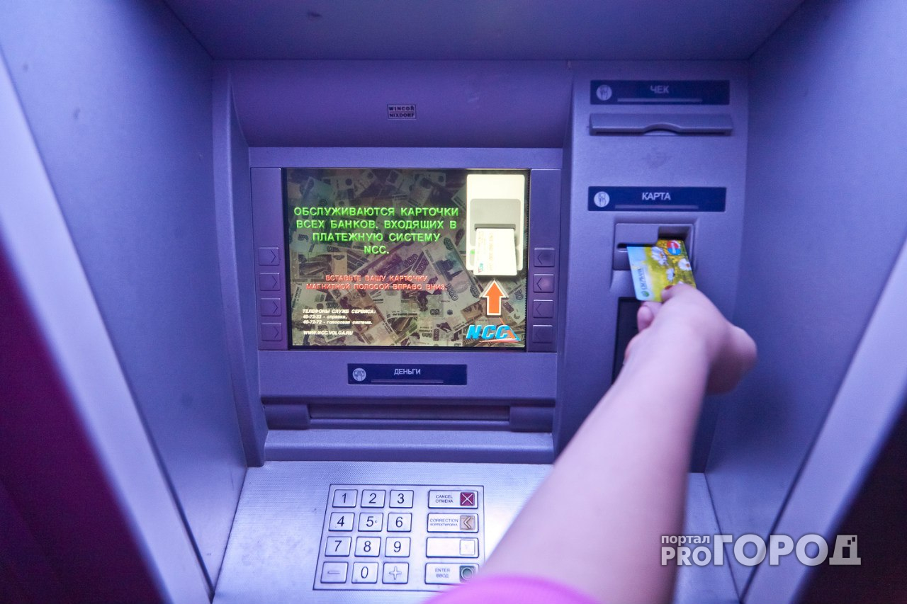 В Чебоксарах мужчина снимал деньги в банкомате и не заметил слежку