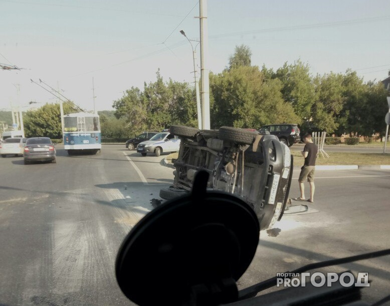 В Чебоксарах на Гражданском кольце перевернулся автомобиль