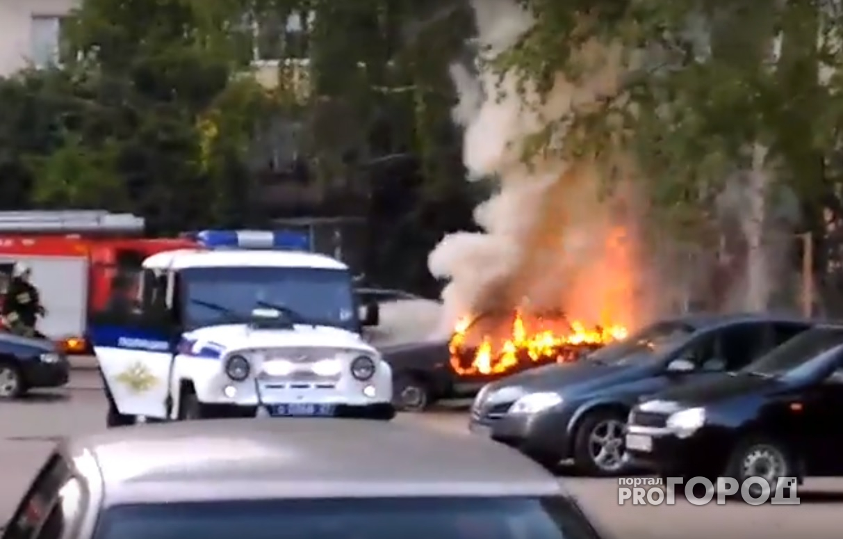 В Новочебоксарске в День города загорелся автомобиль