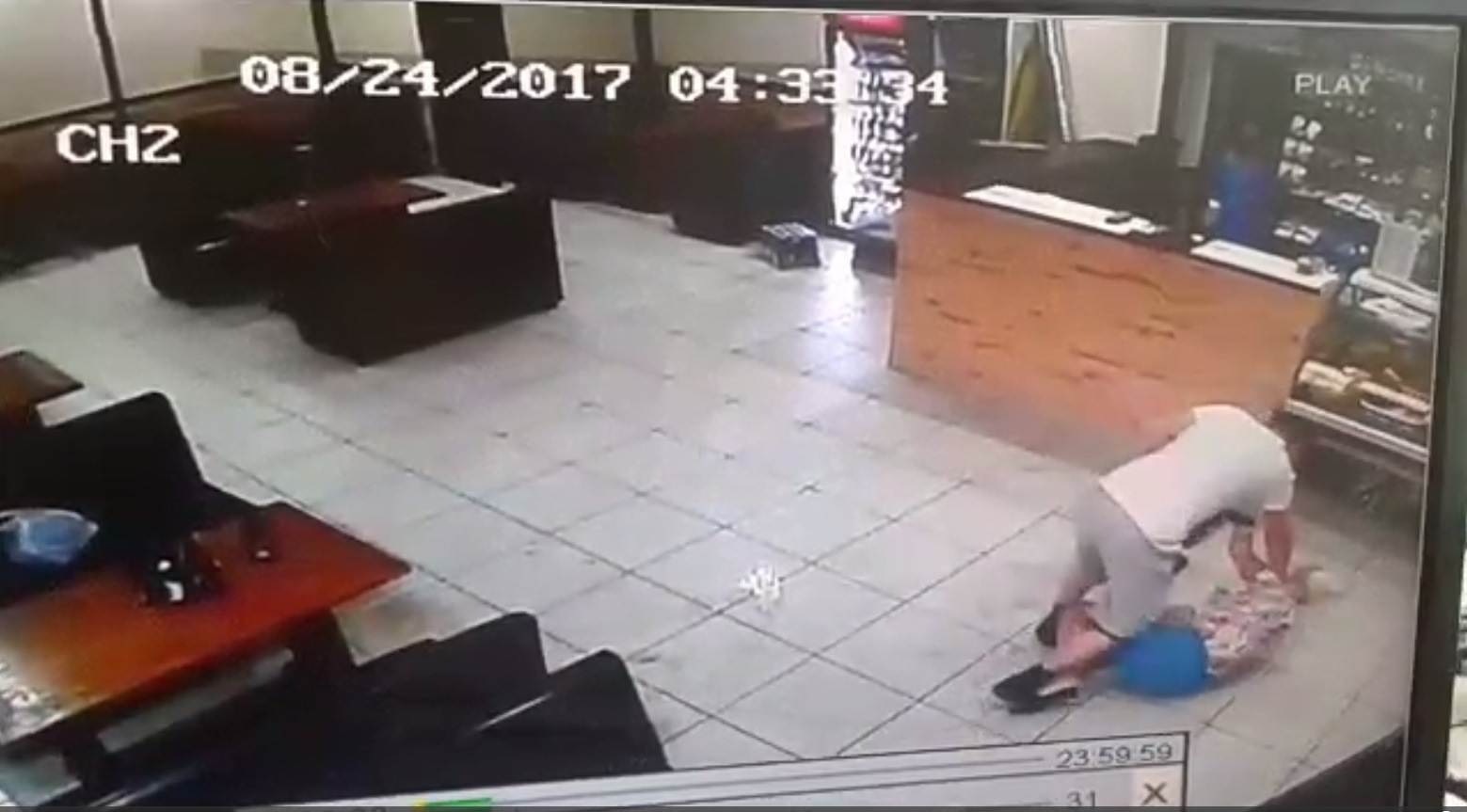 В Чебоксарах грабитель выволок женщину из кафе вместе с сумкой