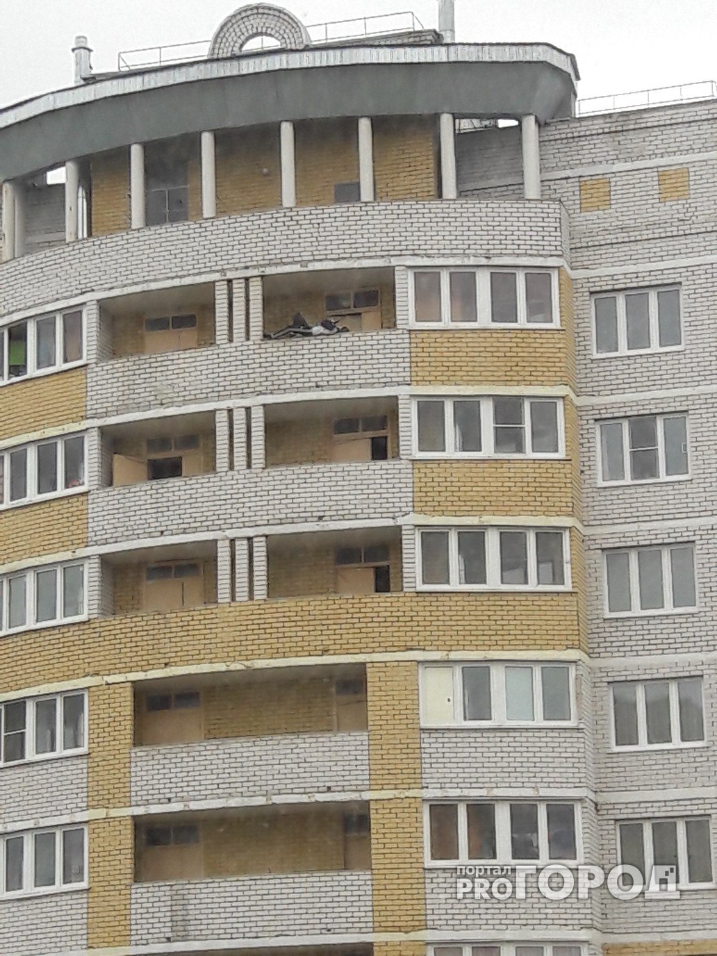 Жителей Чебоксар напугал подросток на краю балкона многоэтажки