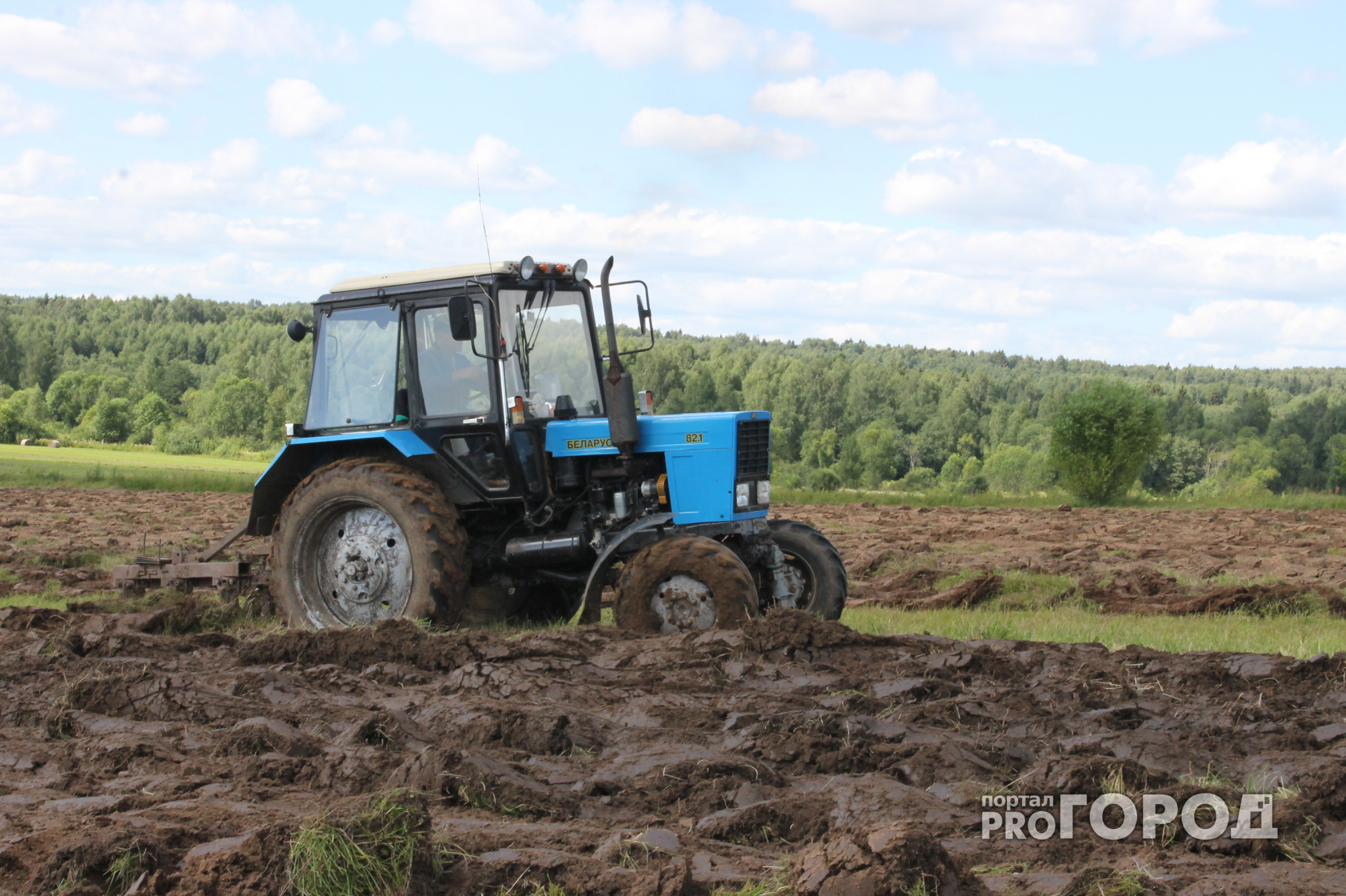 В Моргаушском районе мужчина прицепился к трактору и погиб