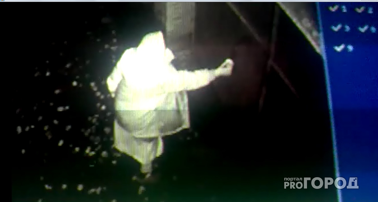 В Чувашии на видео попал ночной обряд с обливанием чужих домов жидкостью