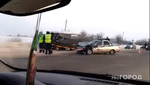 На трассе в Чувашии столкнулись микроавтобус и полицейский автомобиль