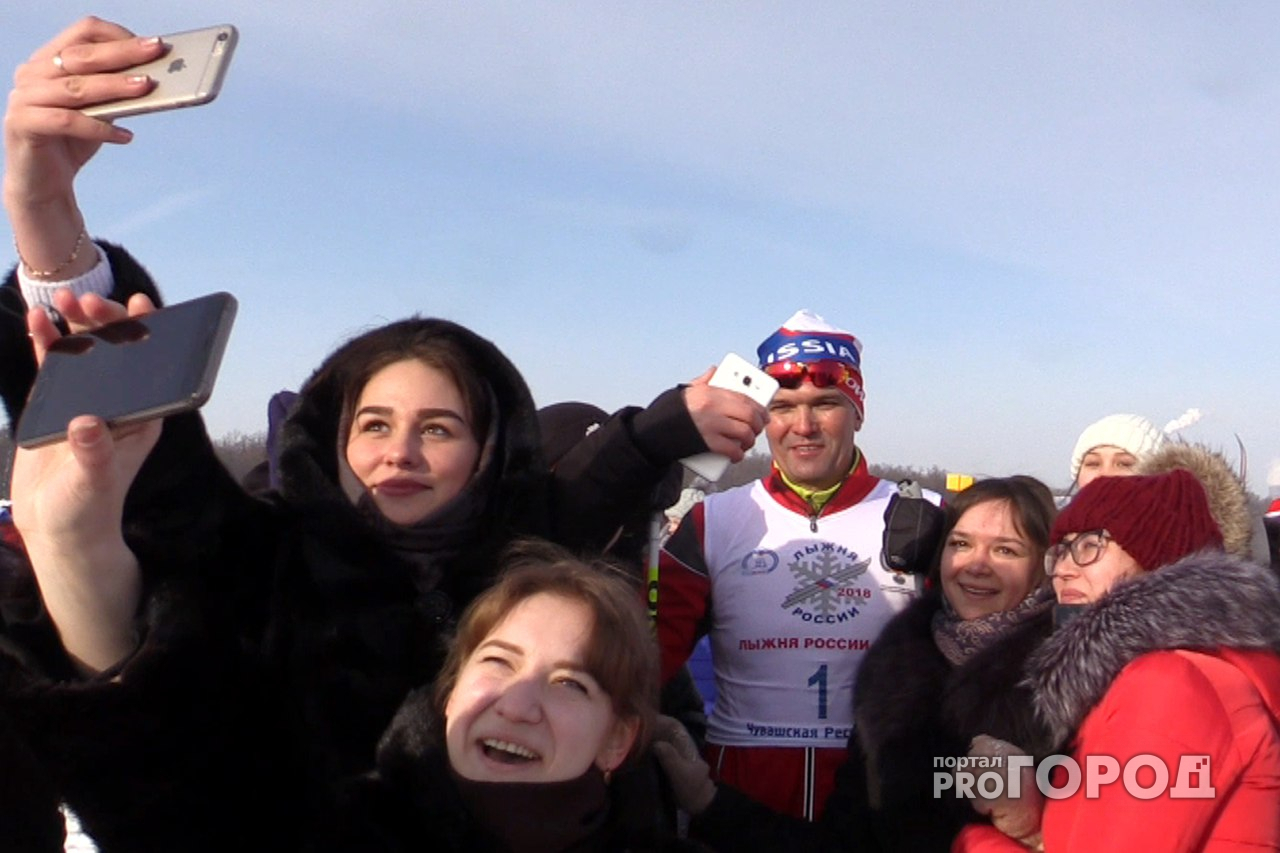 Михаил Игнатьев после "Лыжни России-2018" сделал массовое селфи с участниками забега