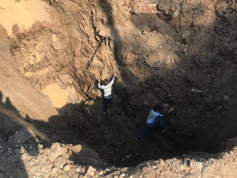 В Чебоксарах два ребенка провалились в глубокую яму