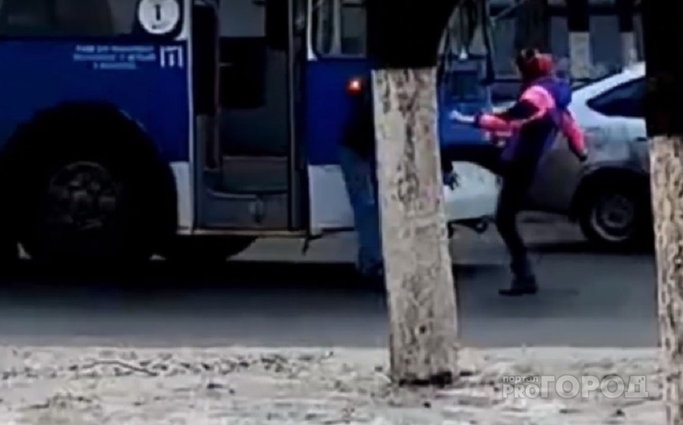 Женщина подралась с водителем троллейбуса в Чебоксарах