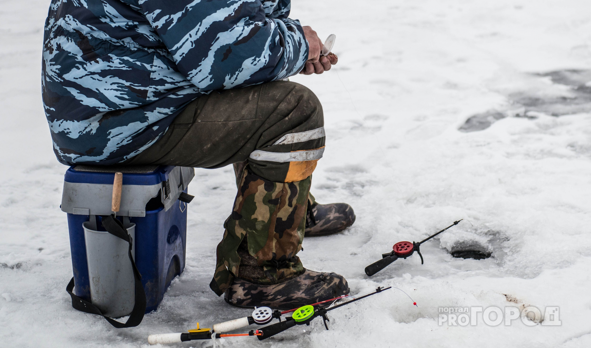 Утром рыбак провалился под лед в районе Новосельского пляжа
