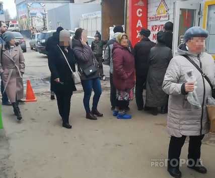 Горожане выстраиваются в очередь за крупами на чебоксарском рынке