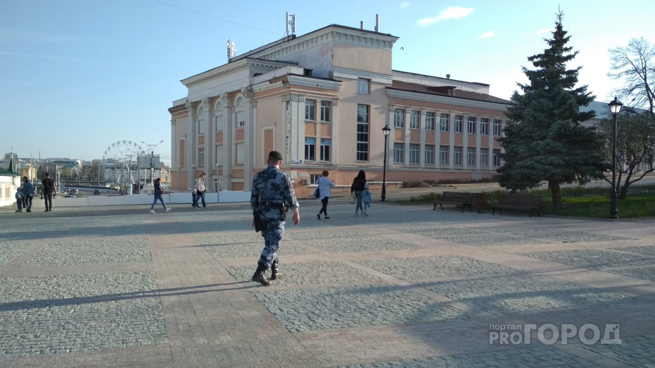 ОМОН охраняет Московскую набережную от гуляющих